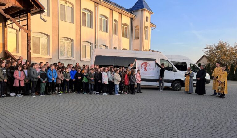 Kisbuszt kapott a Karácsfalvai Sztojka Sándor Görögkatolikus Líceum