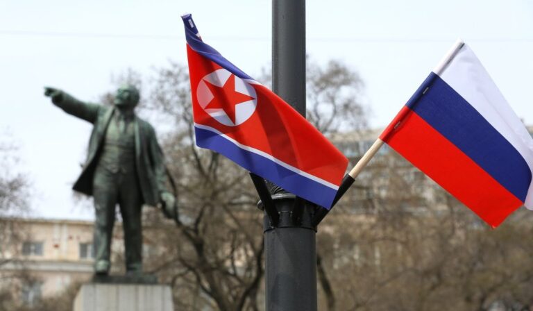 Fehér Ház: Észak-Korea titokban tüzérségi lövedékeket szállít Oroszországnak