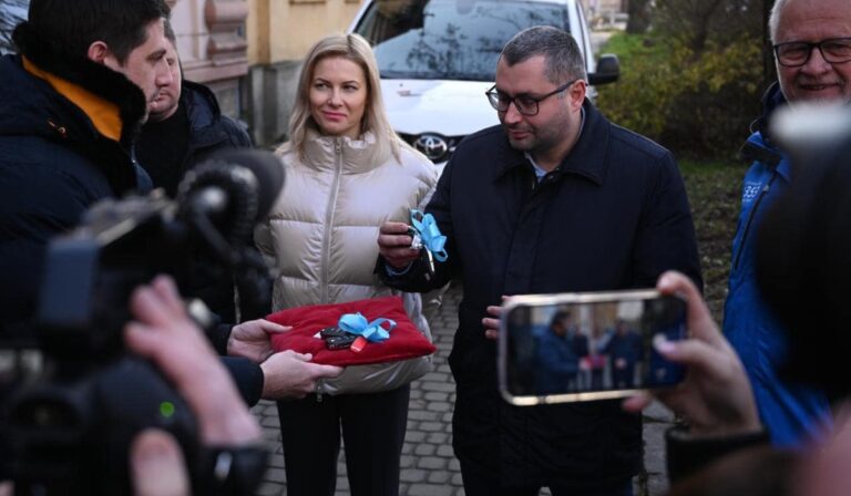 Két kisbuszt adott át Magyar Levente Bucsa önkormányzatának