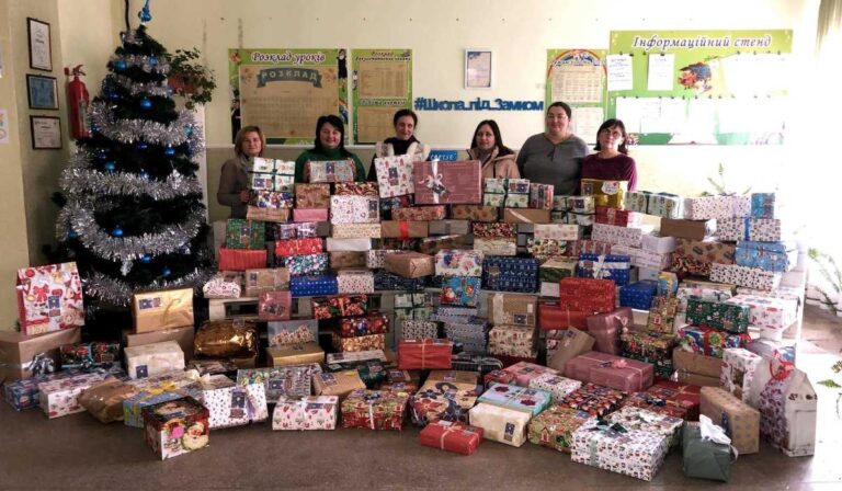 200 doboz ajándékot küldött egy munkácsi iskola megszállt területeken élő gyermekeknek