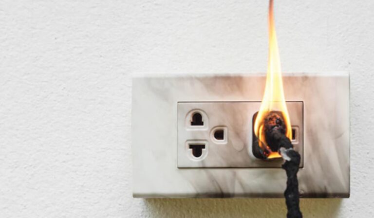 Hogyan kíméljük meg az elektromos készülékeket az áramszünetek idején?