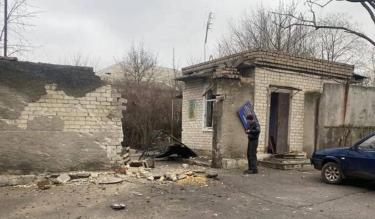 Egy ember meghalt a herszoni tüzérségi támadásban
