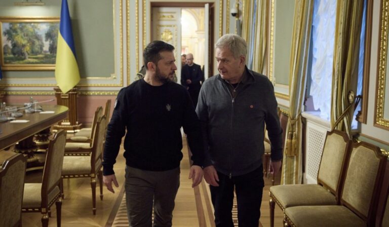 Ukrajna katonai támogatásáról tárgyalt a finn elnök Kijevben