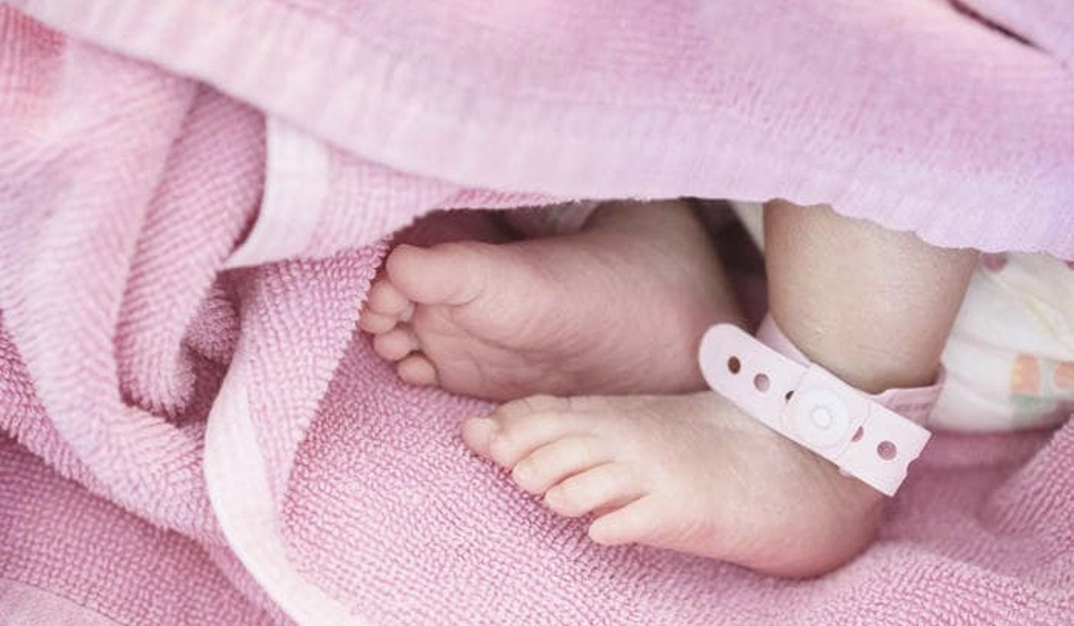 újszülött kislány