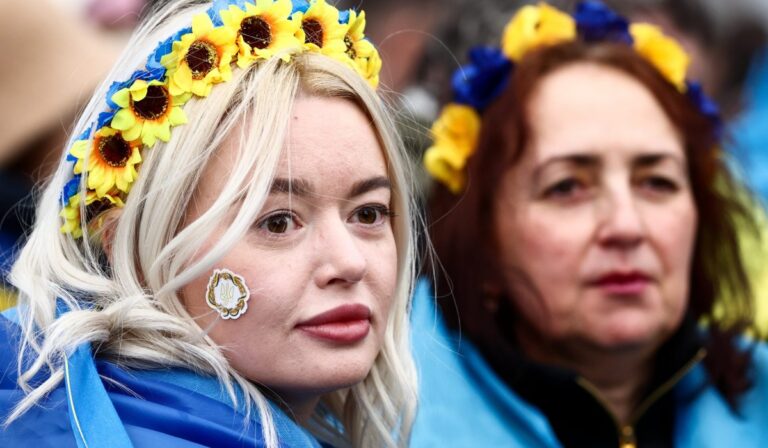 Ezrek tiltakoztak Brüsszelben az ukrajnai orosz invázió ellen