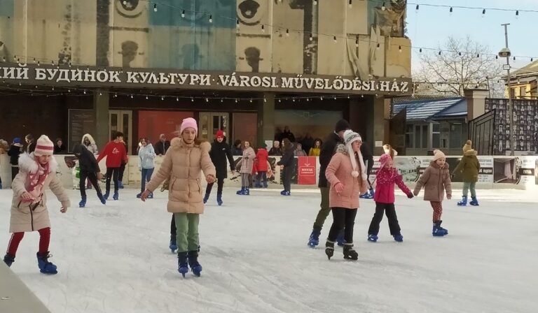 Közös korcsolyázás a nagycsaládosoknál
