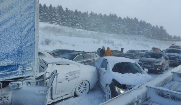 Tömegbaleset Szlovákiában: közel 30 autó ütközött össze