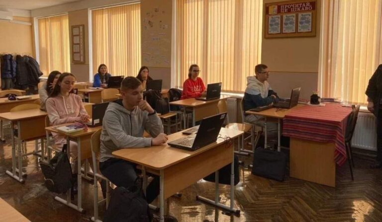 Laptopokkal gazdagodtak a Huszti és az Ilosvai kistérség oktatási intézményei