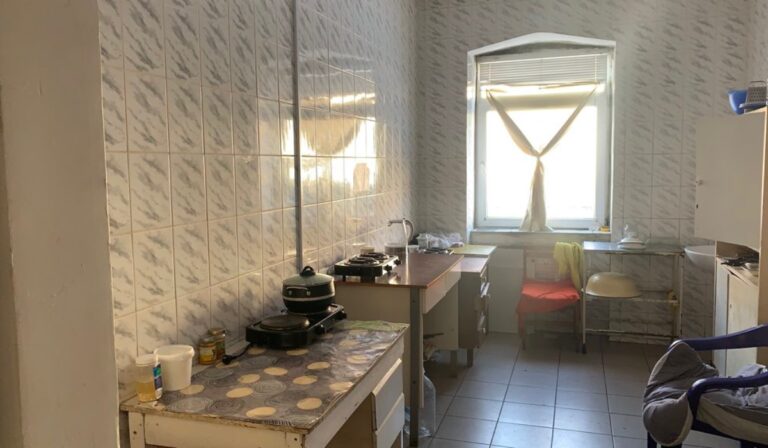 Régi épületeket újítanak fel Csapon a belső menekültek számára