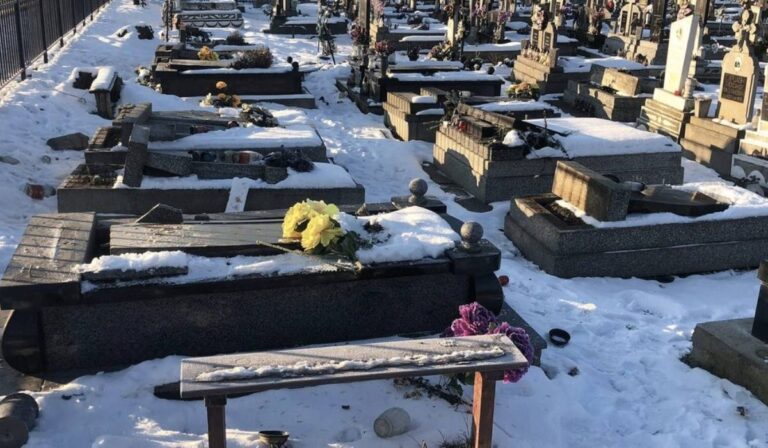 Huszonöt síremléket rongált meg két fiatal Nagybereznán