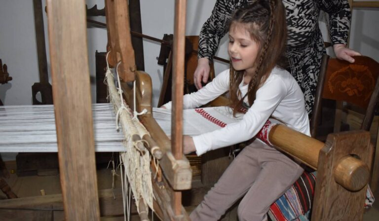 Szövés és körmönfonás a Nagyberegi Tájházban