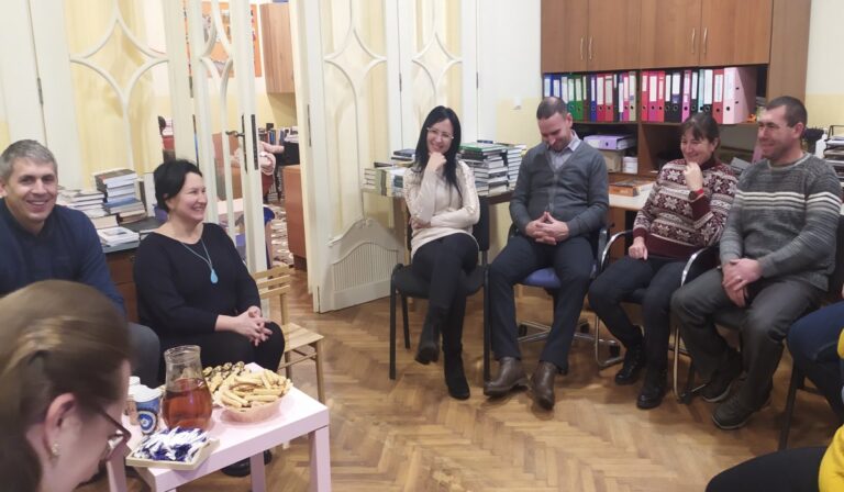 Teadélutánnal a hideg sötét téli esték ellen