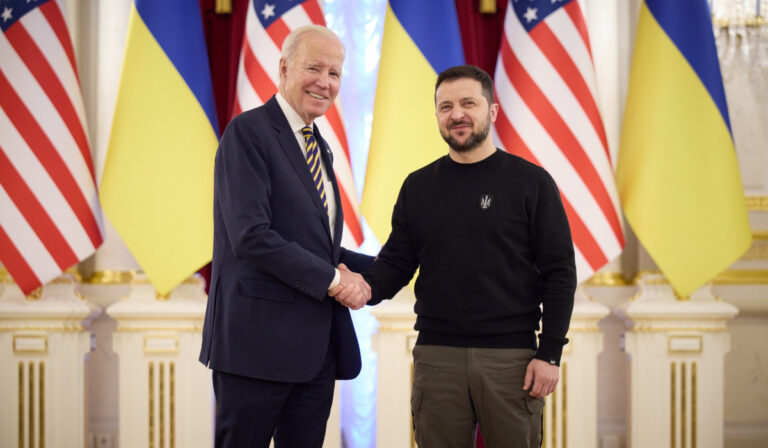 Zelenszkij megköszönte Bidennek az Ukrajnának nyújtott amerikai segélycsomagot