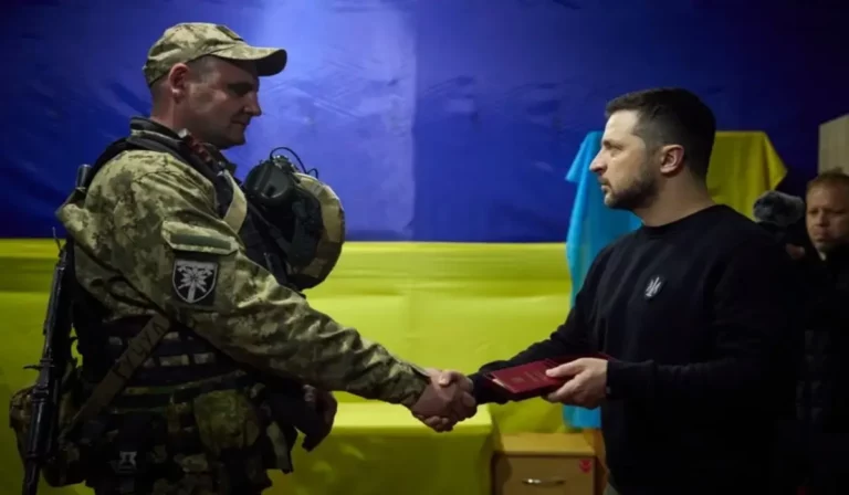 Ukrán katonákat tüntetett ki Zelenszkij Zaporizzsja megyében