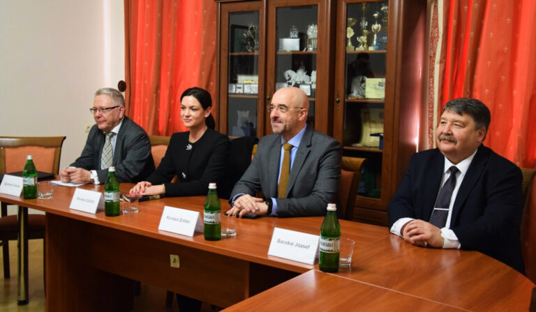 A Rákóczi-főiskolán tett látogatást Kovács Zoltán államtitkár