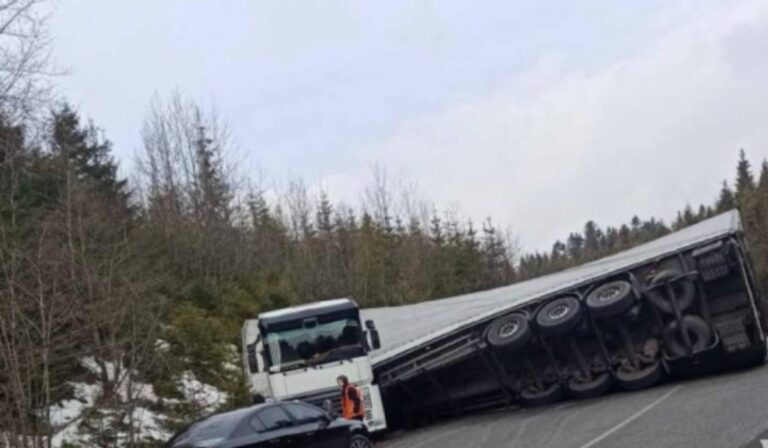Felborult egy kamion a Kijev–Csap autóúton