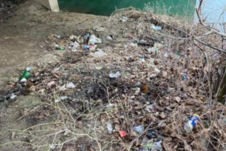 Szemetet hagyott maga után a megáradt Ung