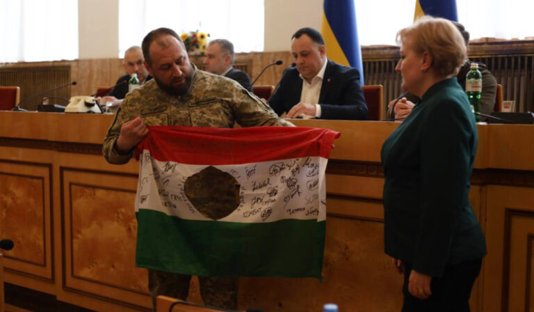 Zászlót adott át Fegyir Sándor Csizmadia Alexandra konzulasszonynak