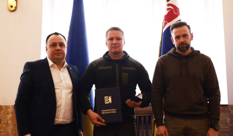 A megyei tanácsban kitüntették a fegyveres erők katonáit