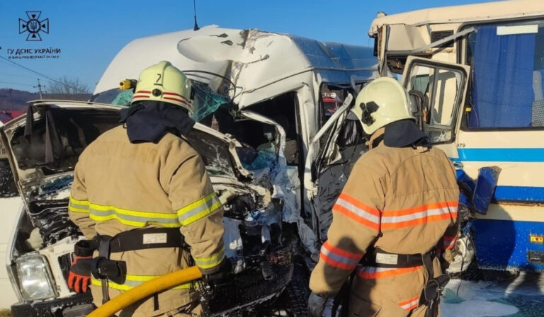 Két menetrend szerinti busz ütközött a Munkács–Kolomija útvonalon