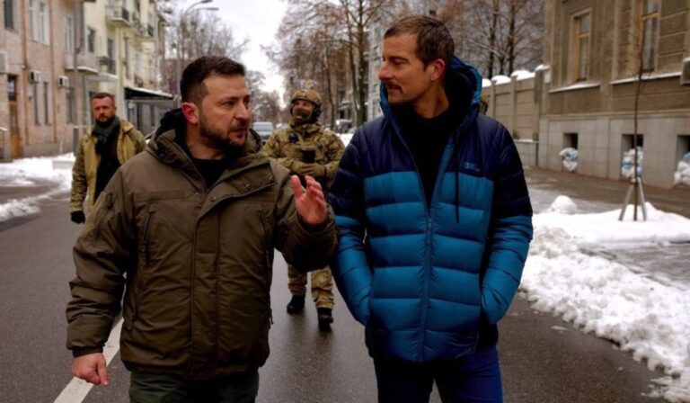 Bear Grylls Volodimir Zelenszkijjel találkozott Kijevben