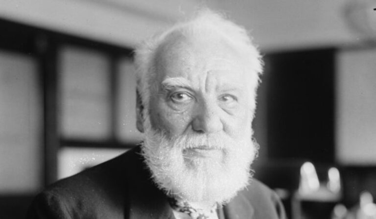 Az emberi fül struktúráját vette alapul találmányához Alexander Graham Bell