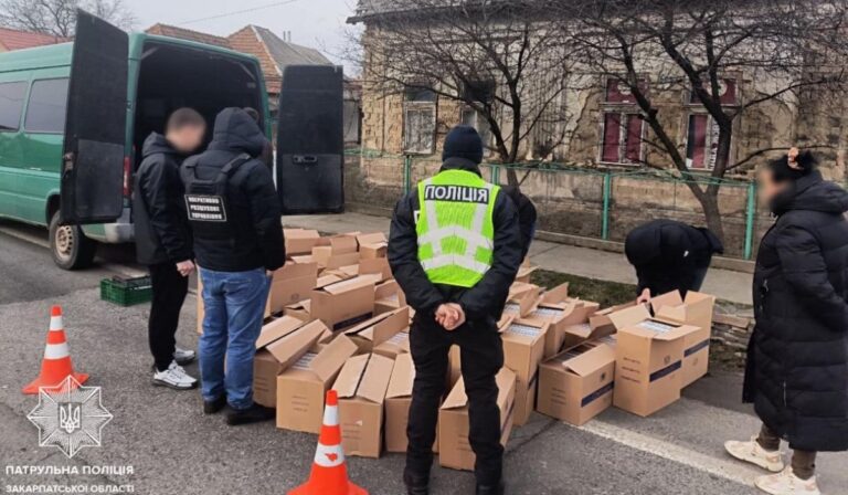 Több ezer csomag cigarettát találtak egy kisbuszban Beregrákoson