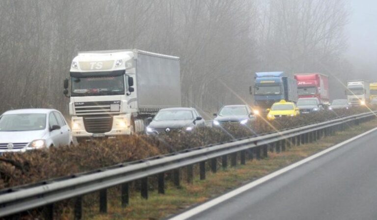 Baleset miatt torlódik a forgalom az M3-as autópályán