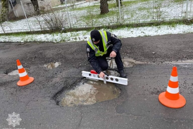 A rendőrök az utak minőségét ellenőrzik Kárpátalján