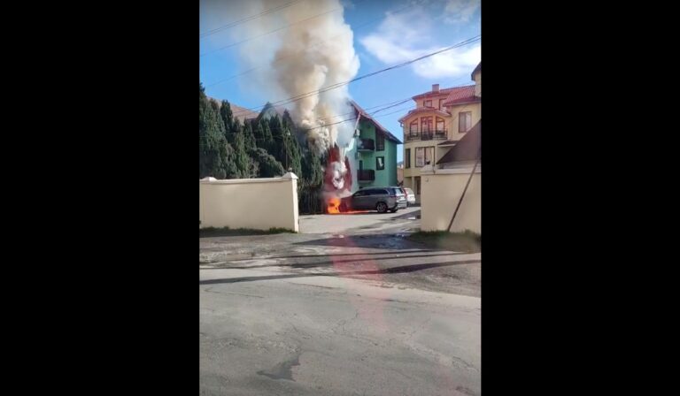 Kigyulladt egy autó Munkácson