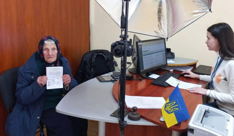 Élete első útlevelét kapta meg egy 92 éves kárpátaljai nő