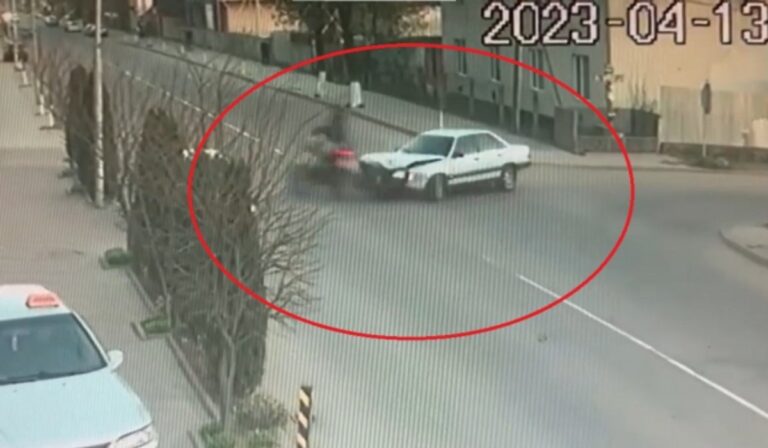 Motoros és személyautó ütközött Huszton