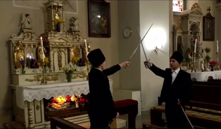 Hagyományőrző Krisztus-katonák óvják a szent sírt a Vajdaságban