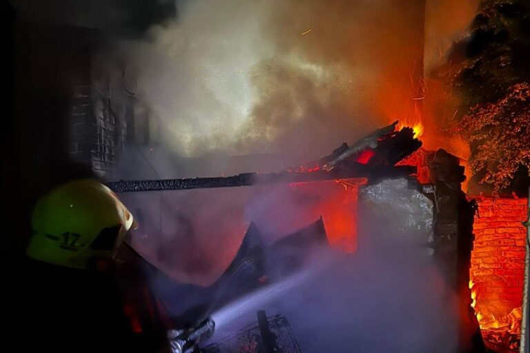 Két embert mentettek meg a tűzoltók Beregszászban