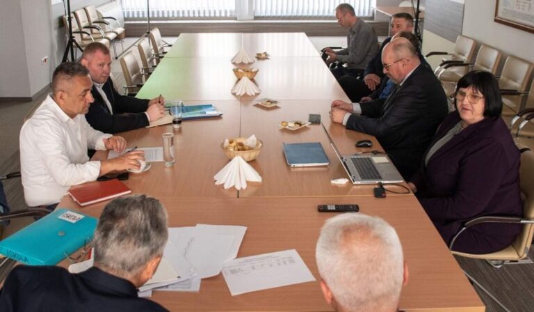 Янош Арпад Потапі обговорив становище угорськомовних навчальних закладів Закарпаття