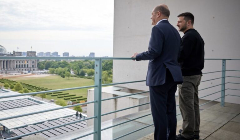 Scholz biztosította Berlinben Zelenszkijt Ukrajna katonai támogatásáról