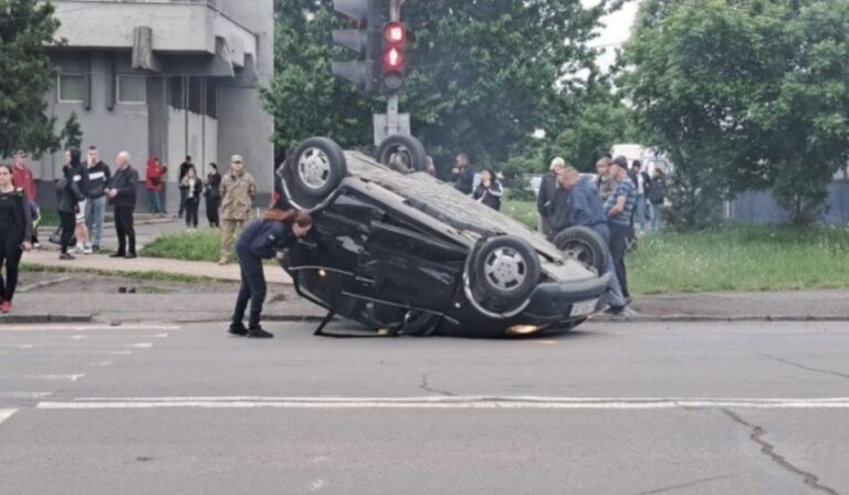 Ungvári baleset: piros lámpánál hajtott át a Mercedes