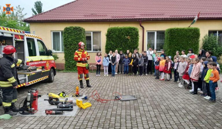 Előadást tartottak diákoknak a kárpátaljai tűzoltók