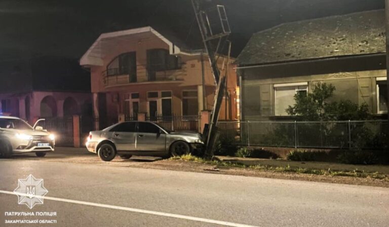 Oszlopnak hajtott egy Audi Ungváron