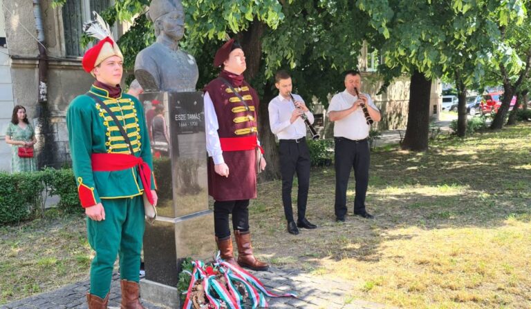 Néma főhajtás a zászlóbontás emlékére