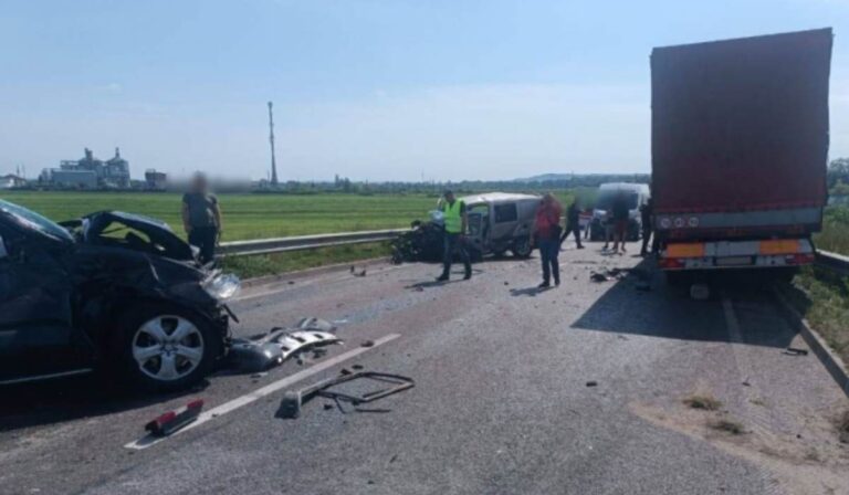 Öt autó ütközött a Kijev-Csap autóúton: egy ember meghalt, három megsérült