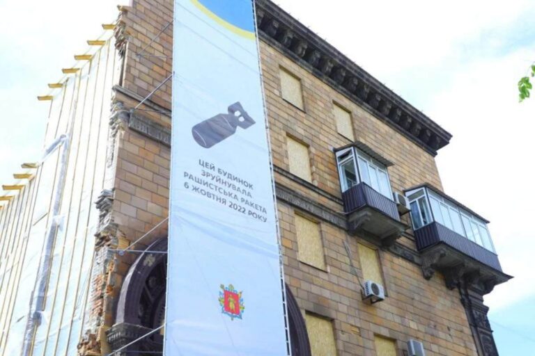 Helyreállítanak egy rakétatámadásban megsemmisült történelmi házat Zaporizzsjában
