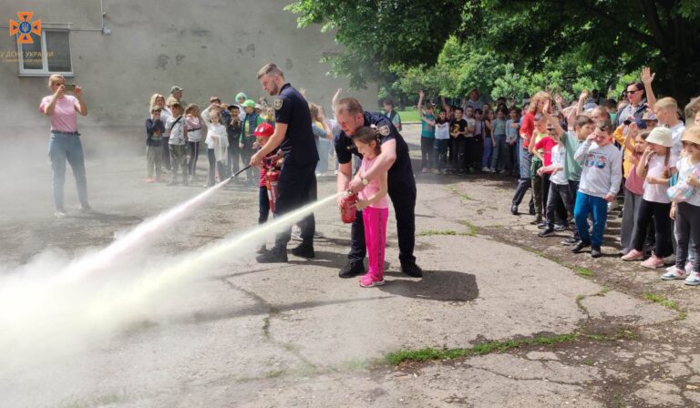 Gyerekeknek tartottak előadást a tűzoltók Ungváron