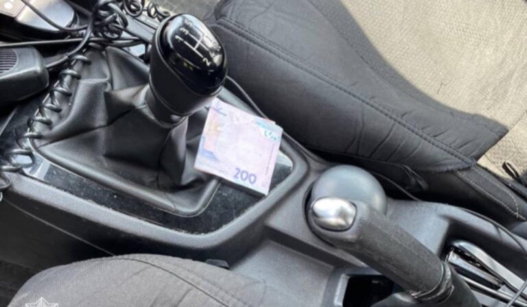 Kenőpénzt ajánlott a járőröknek egy sofőr Gát közelében