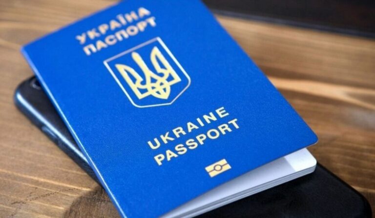 Hogyan igényelhetnek útlevelet külföldön a férfiak?