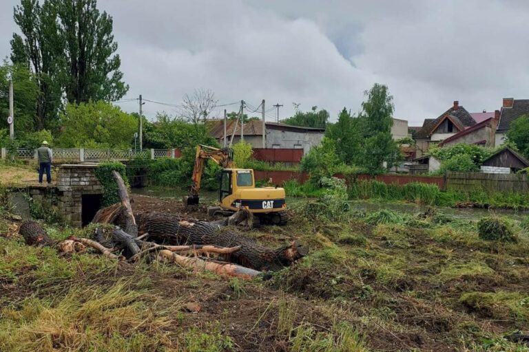 Megkezdték a Vérke tisztítását Beregszászban