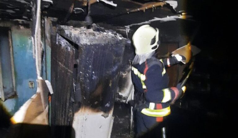 Kigyulladt egy nyárikonyha Szarvasházán