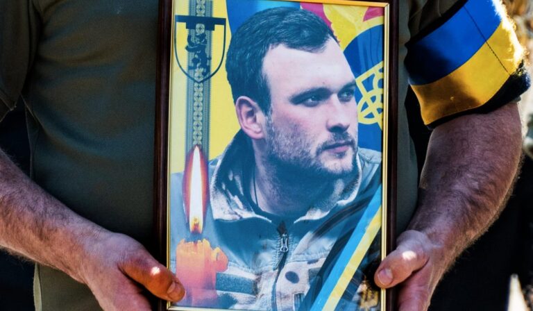 Eltemették Stil Eriket