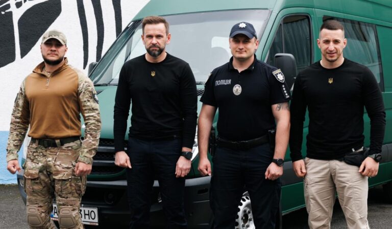 Mentőautót adott át Viktor Mikita a kárpátaljai járőröknek