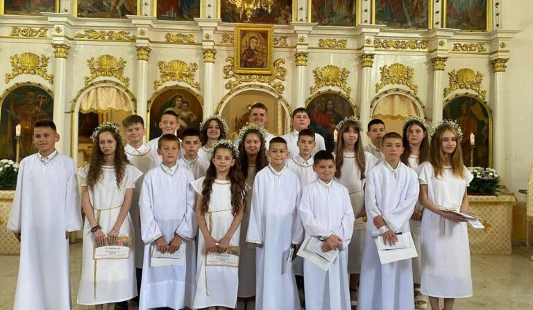 Görögkatolikus gyermekek elsőáldozása Tiszaújlakon